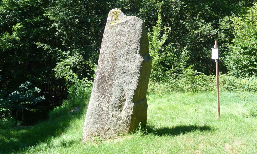 Menhir de Raon (1,5 km)