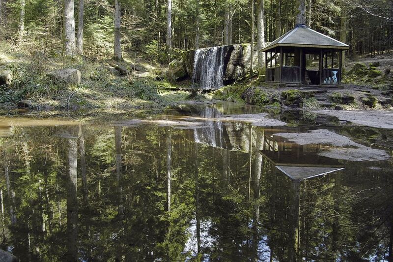 photo de la logette a cote du lac de la cascade des moliere